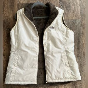 The north face women’s reversible puff fur zip up vest size L / XL